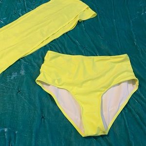 1x/2x swimsuit. High waisted bottoms and a multiway tie top.